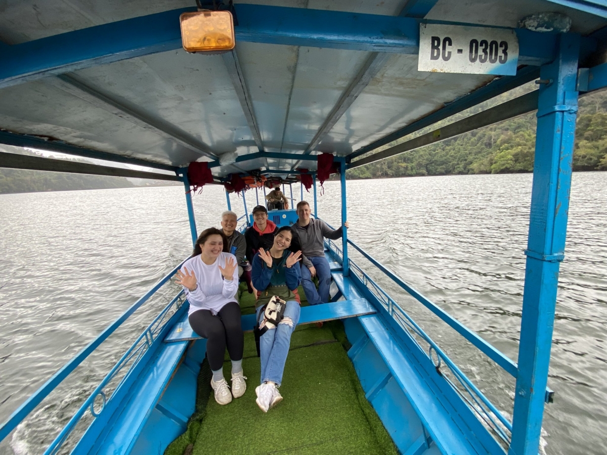Du khách tham quan hồ Ba Bể. Ảnh: Du lịch Việt