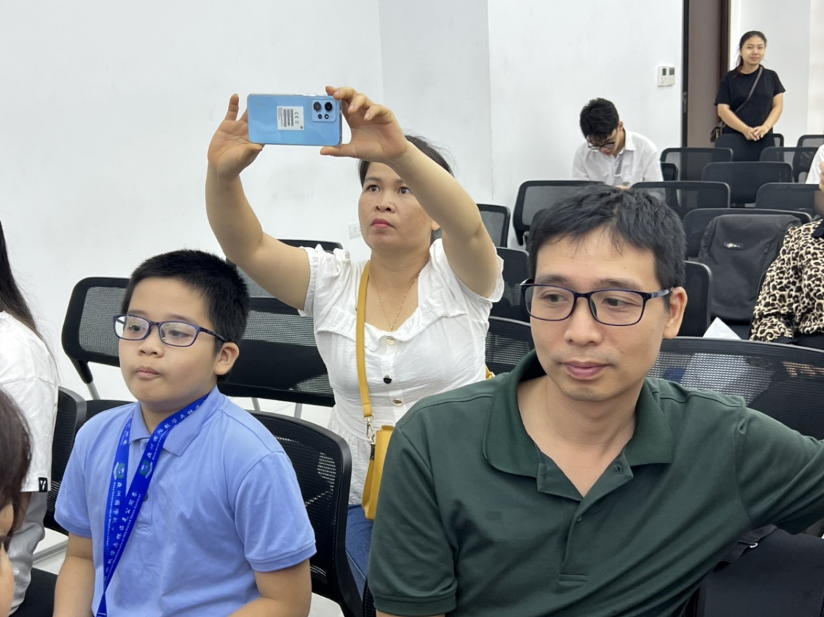Em Lê Quang Vinh học sinh lớp 5 trường tiểu học Lê Văn Tám quận Hai bà Trưng, Hà Nội - 1 trong những thí sinh dành 2 huy chương tại đấu trường AIMO 2021-2022