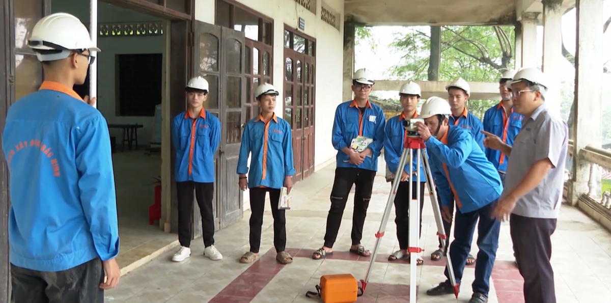 Giờ học thực hành tại trường CĐ Cơ điện và Xây dựng Bắc Ninh