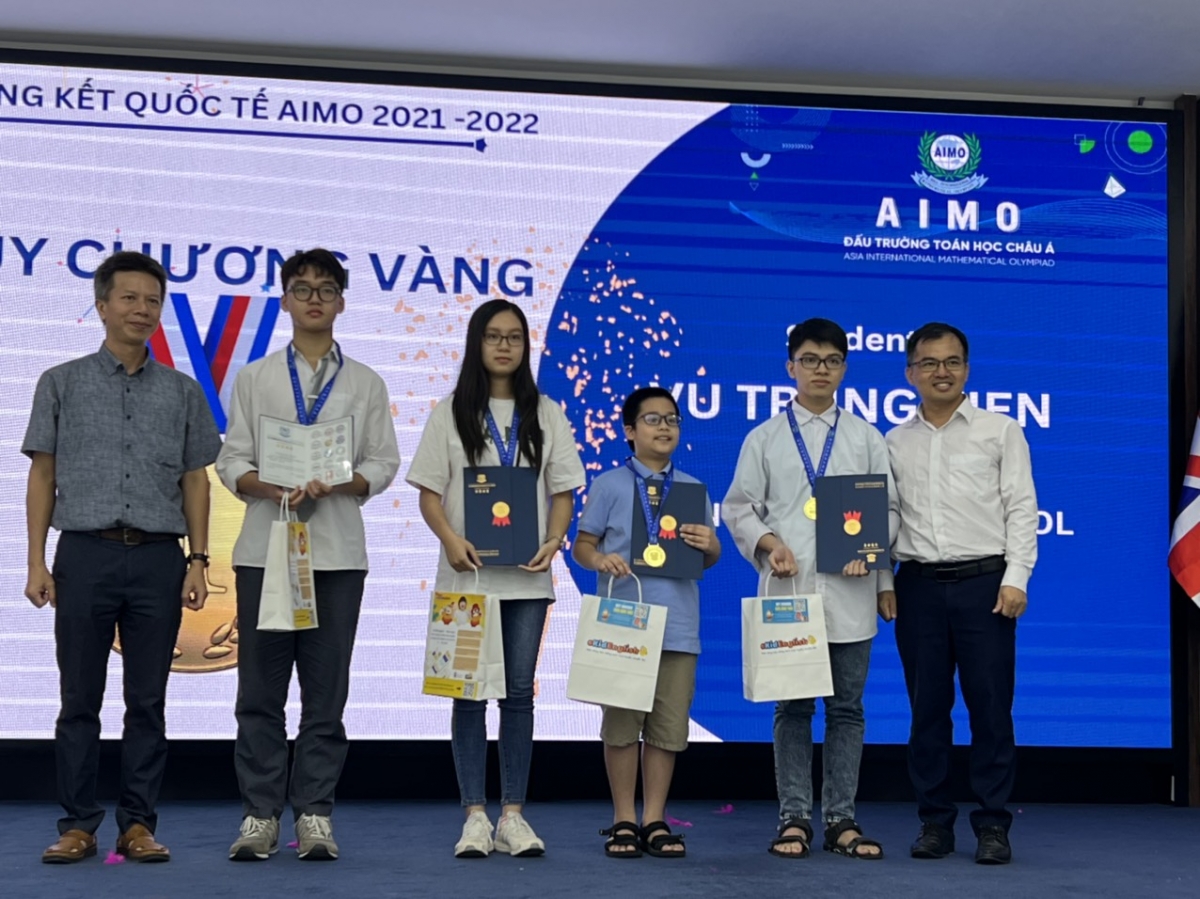 Lê Quang Vinh ( thứ 3 từ phải sang ) nhận HCV Đấu trường Toán học châu Á AIMO 2022