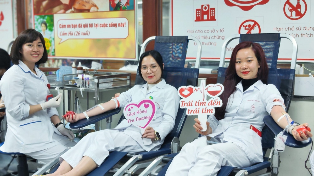 Cán bộ y bác sĩ Viện Huyết học - Truyền máu Trung ương hiến máu tình nguyện trong dịp Tết 2023