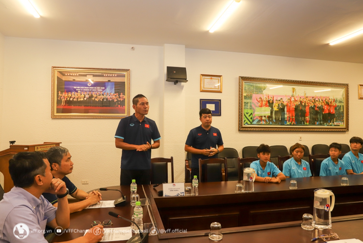 HLV Akira Ijiri báo cáo quá trình chuẩn bị của đội tuyển U19 nữ Việt Nam