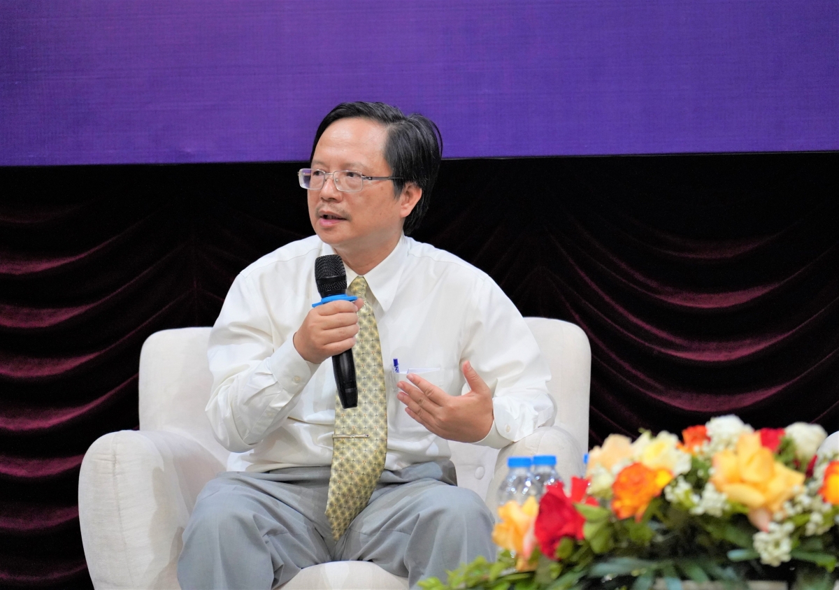 GS.TS Vũ Hoàng Linh - Hiệu trưởng Trường ĐHKHTN (ĐHQG Hà Nội) đánh giá rất cao những đóng góp của các nhà khoa học nữ cho các thành tựu giảng dạy và NCKH 
