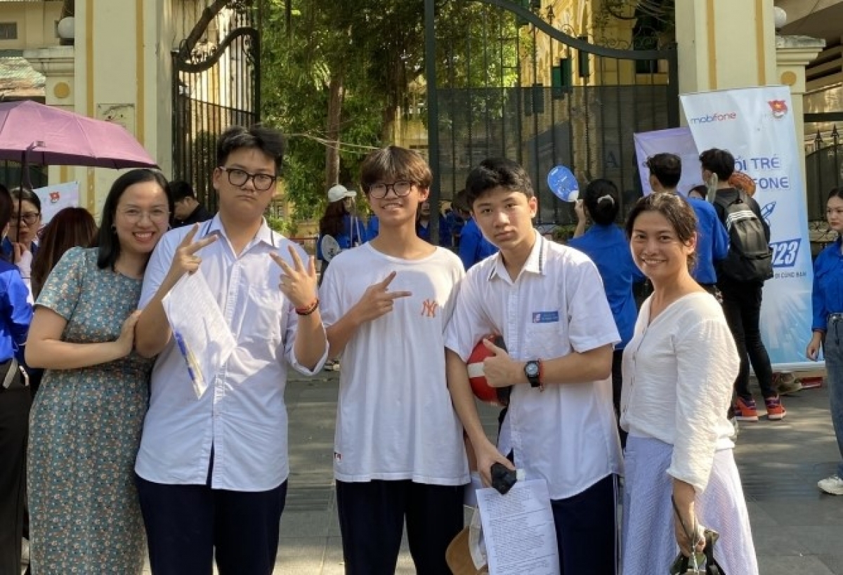 Học sinh và phụ huynh cùng phấn khởi khi hoàn thành xong 2/3 chặng đường thi vào lớp 10 THPT công lập Hà Nội (Ảnh: Ý Dịu, VOV2)