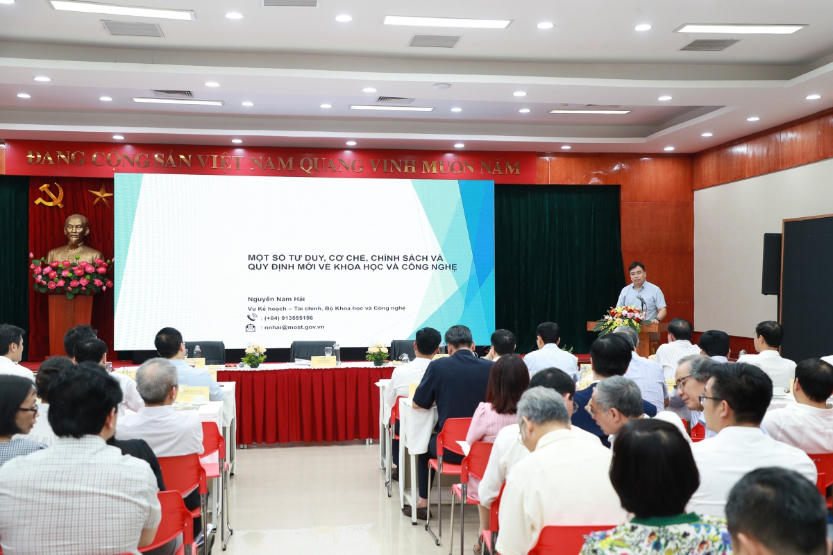 Ông Nguyễn Nam Hải, Vụ trưởng Vụ Kế hoạch - Tài chính, Bộ KH&amp;CN trình bày tham luận tại hội nghị