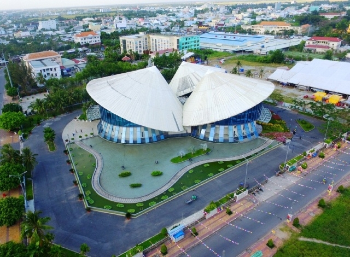 Nhà hát Cao Văn Lầu - Công trình kiến trúc độc đáo giữa lòng miền Tây. Ảnh KT