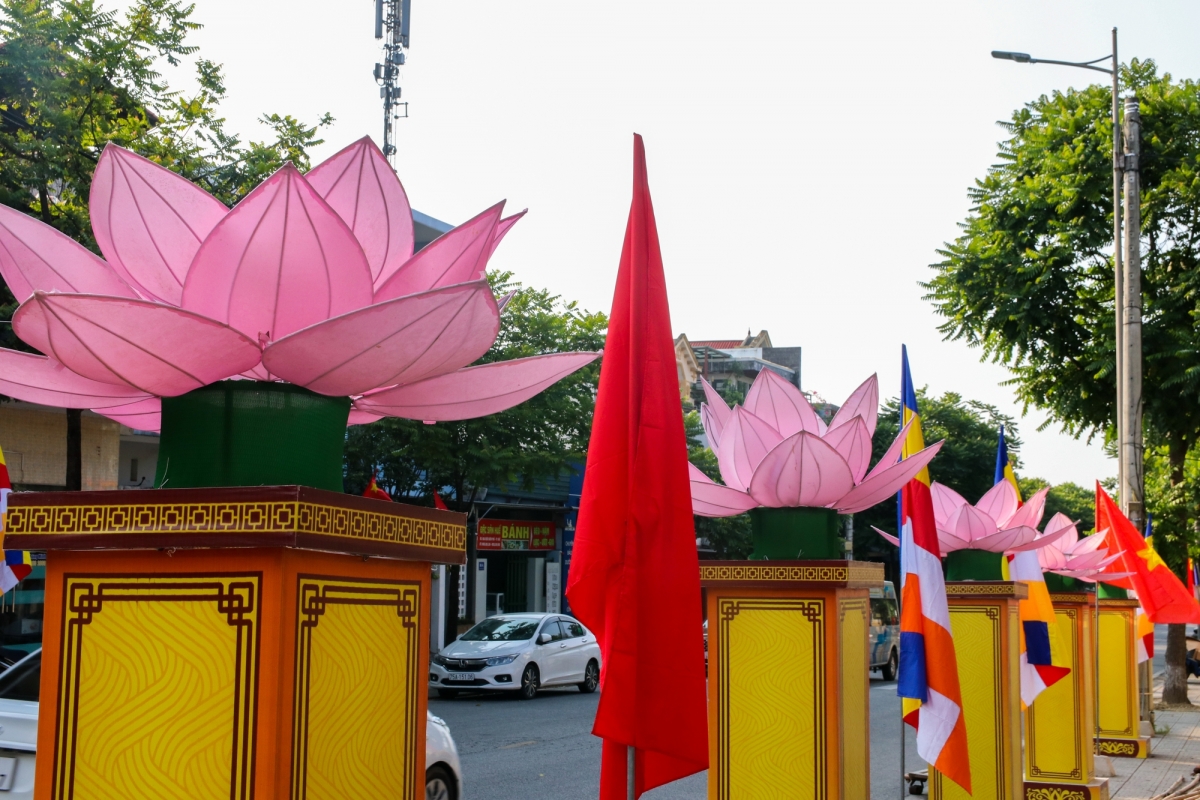 Thành phố Huế trang trí đón mừng lễ Phật đản 2023. Ảnh: Internet