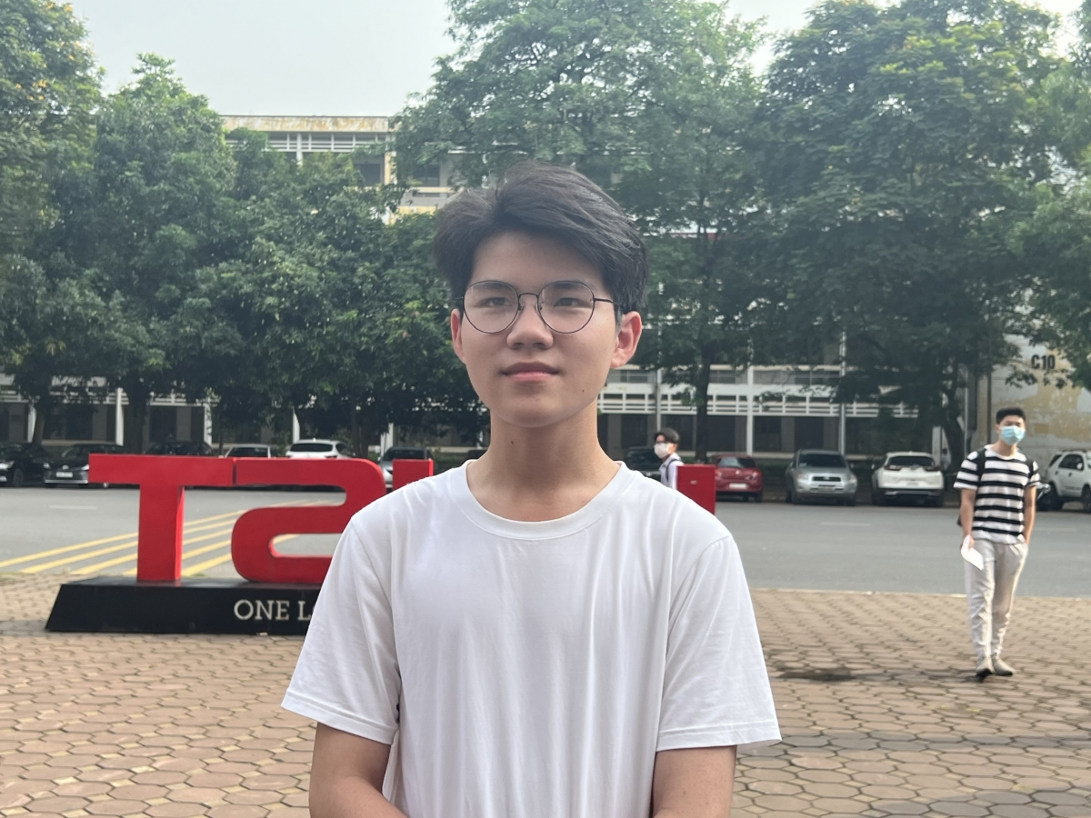 Quốc Anh, học sinh trường THPT Chuyên Lam Sơn ( Thanh Hóa ) ra Hà Nội tham gia Kỳ thi Đánh giá tư duy của ĐH Bách Khoa Hà Nội 