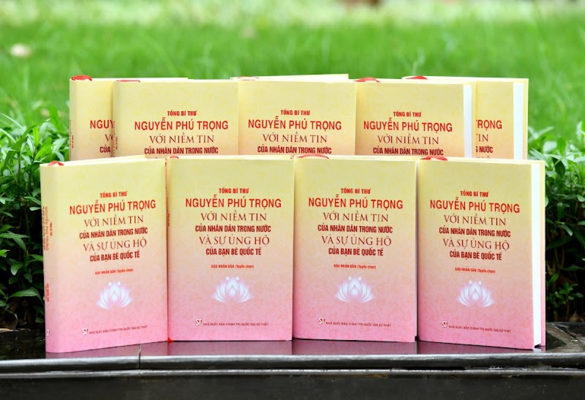 Cuốn sách “Tổng Bí thư Nguyễn Phú Trọng với niềm tin của nhân dân trong nước và sự ủng hộ của bạn bè quốc tế”. Ảnh: KT