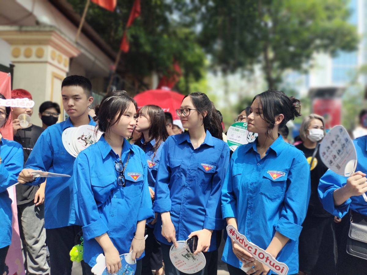 Lực lượng học sinh, sinh viên tình nguyện tại điểm thi trường THPT Việt Đức