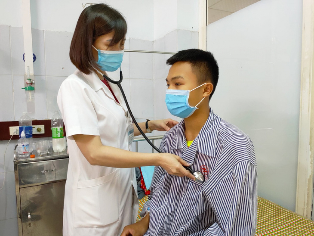 Bệnh nhân Nguyễn Thanh Tùng được bác sỹ khám khi nhập viện
