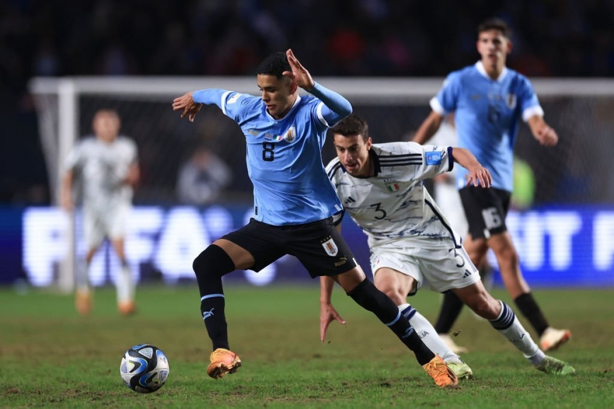 U20 Uruguay nắm thế chủ động trong hiệp 1 (Ảnh: Getty)