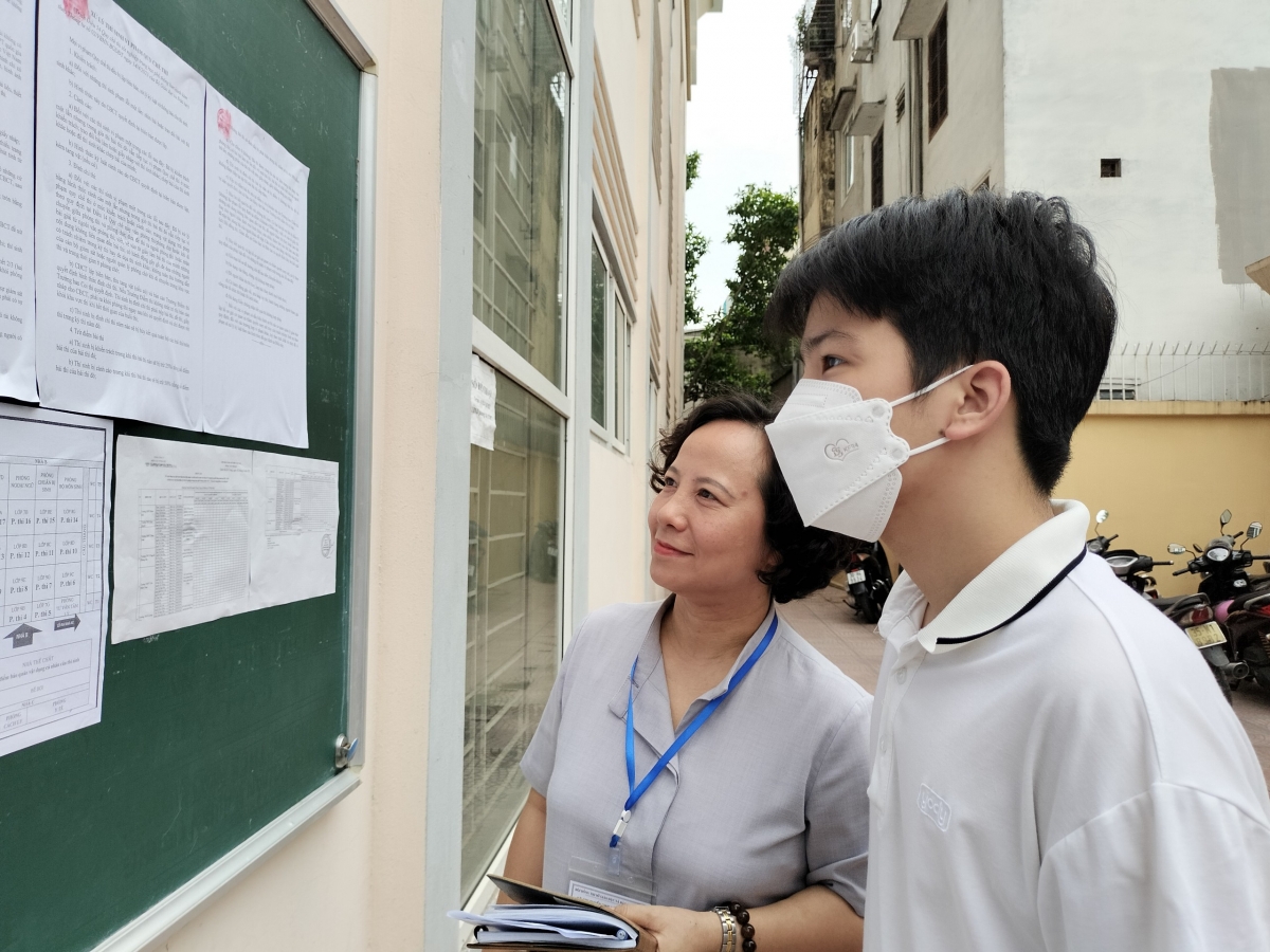 Bà Văn Thị Thanh Huyền, Phó trưởng điểm thi THCS Ngô Quyền hướng dẫn thí sinh làm thủ tục 
​​​​​