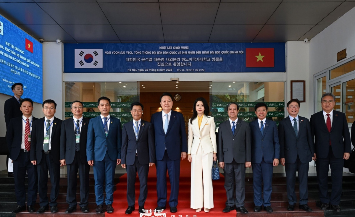 Tổng thống Hàn Quốc Yoon Suk Yeol và Phu nhân chụp ảnh lưu niệm cùng Bộ trưởng GD-ĐT Nguyễn Kim Sơn và lãnh đạo ĐHQG Hà Nội