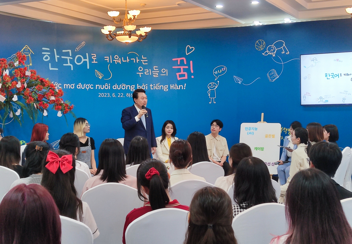 Tổng thống Yoon Suk Yeol và Phu nhân giao lưu cùng các học sinh, sinh viên, học viên tiếng Hàn