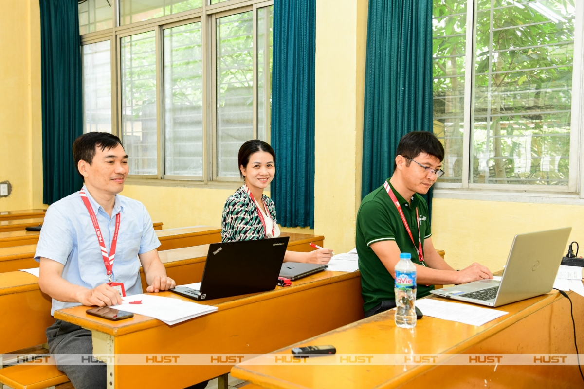 Các thầy cô  tại Hội đồng 51 đang lắng nghe chia sẻ của học sinh Phạm Văn Trà