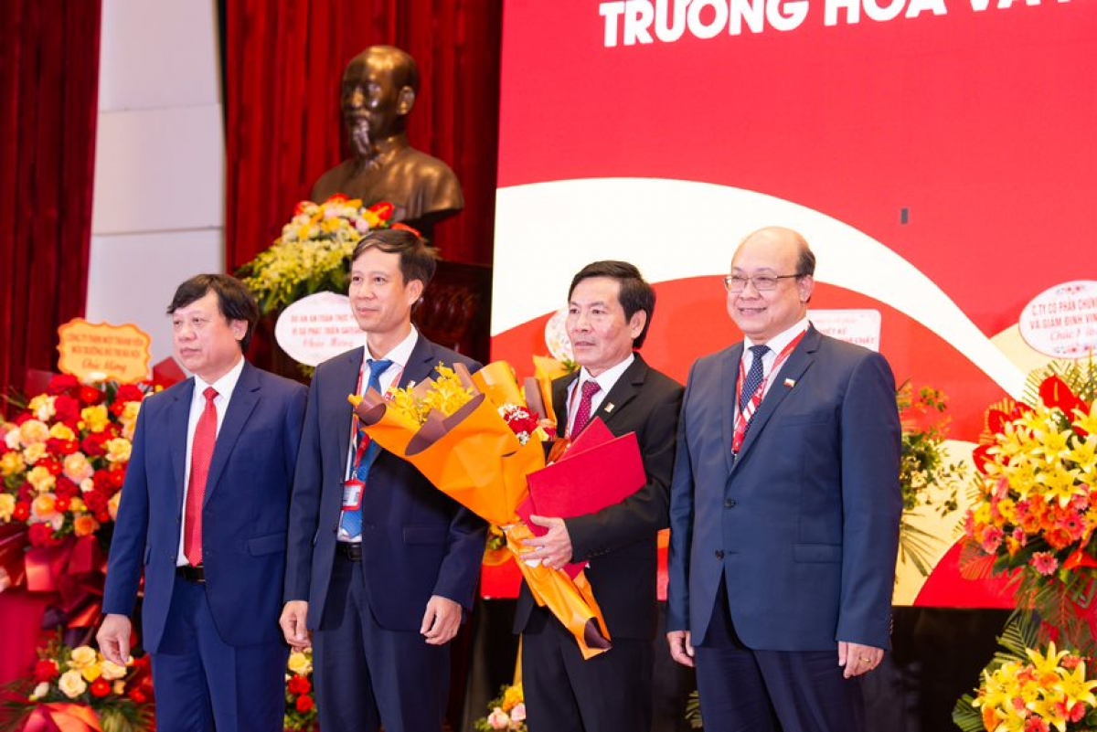 Ban lãnh đạo ĐH Bách Khoa Hà Nội và GS TS Huỳnh Trung Hải - tân Hiệu trưởng trường Vật Liệu ( Người đứng thứ 2 từ phải sang ) 