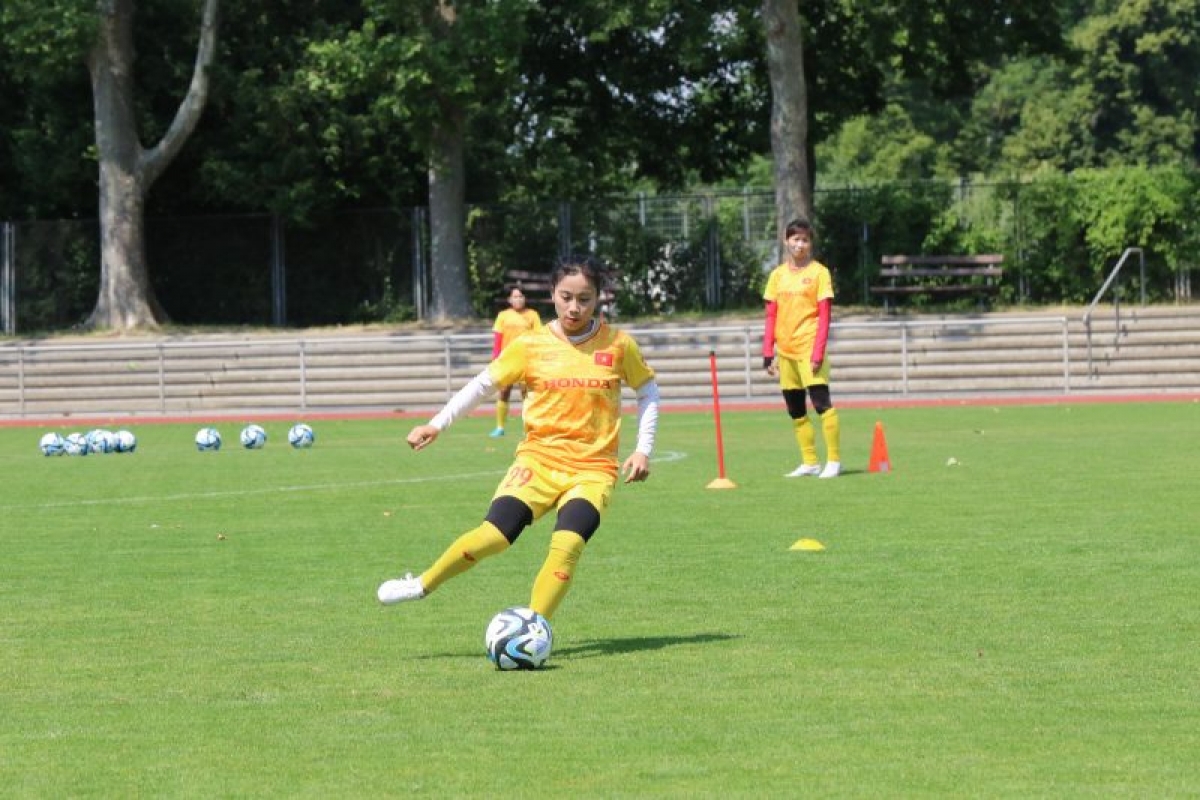 Đội tuyển nữ Việt Nam có buổi tập đầu tiên trong chuyến tập huấn châu Âu