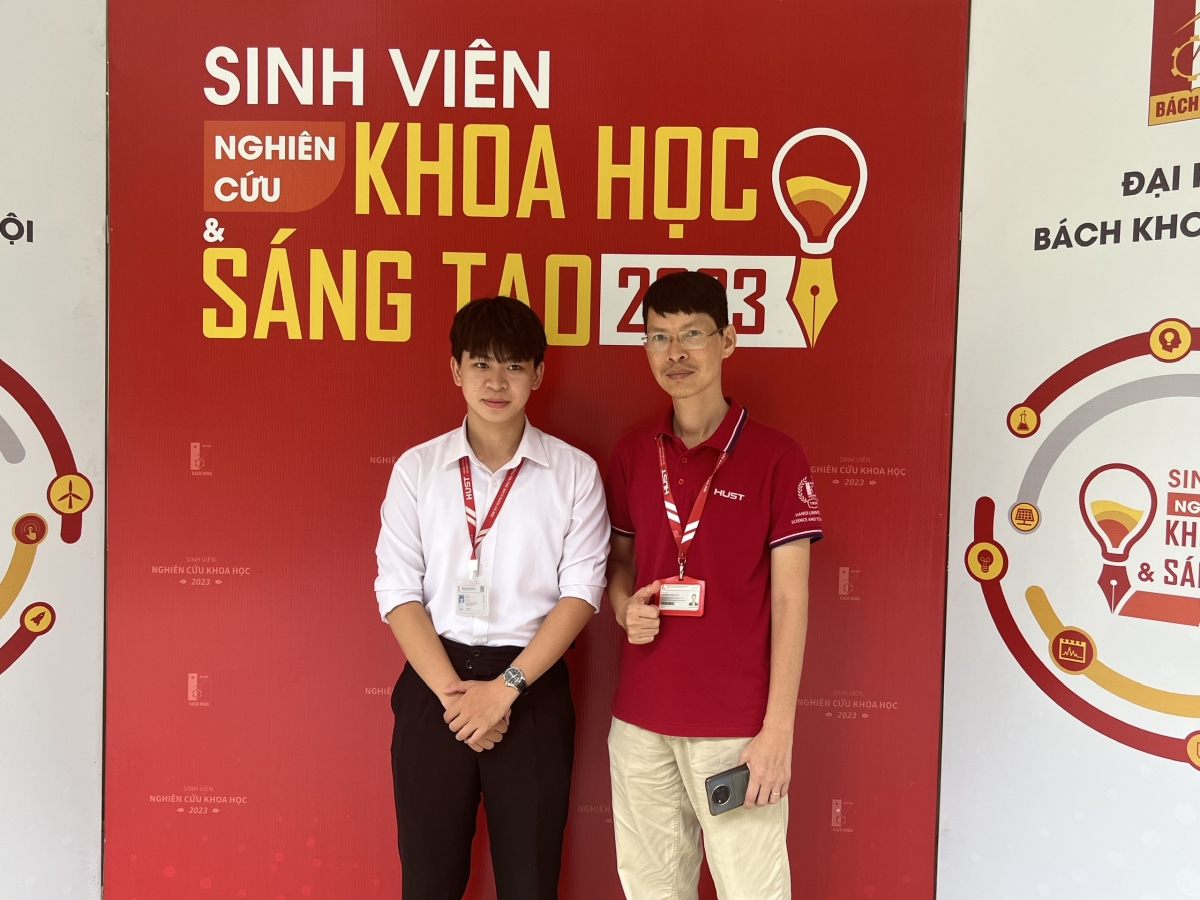 PGS TS Nguyễn Hoàng Việt và sinh viên Vũ Hải 
