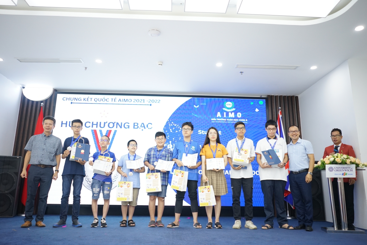 Lê Quang Vinh ( thứ 4 từ trái sang ) nhận HCB Đấu trường Toán học châu Á AIMO 2021