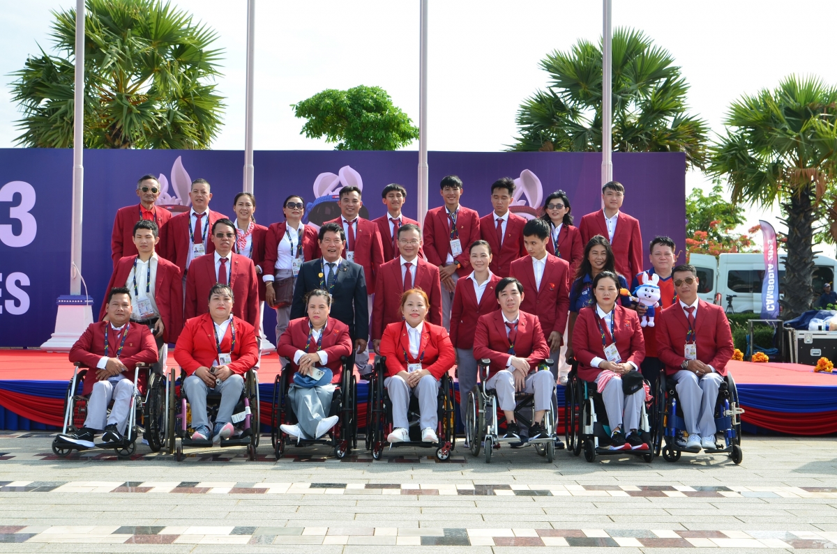Ông Huỳnh Vĩnh Ái - Chủ tịch Hiệp hội Paralympic Việt Nam chụp ảnh lưu niệm cùng
Đoàn thể thao người khuyết tật tham dự ASEAN Para Games 12