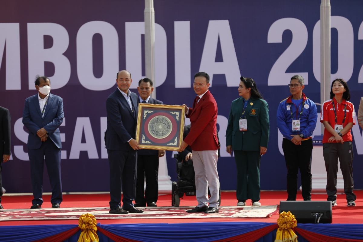 Trưởng đoàn Nguyễn Hồng Minh tặng quà lưu niệm BTC ASEAN Para Games 12