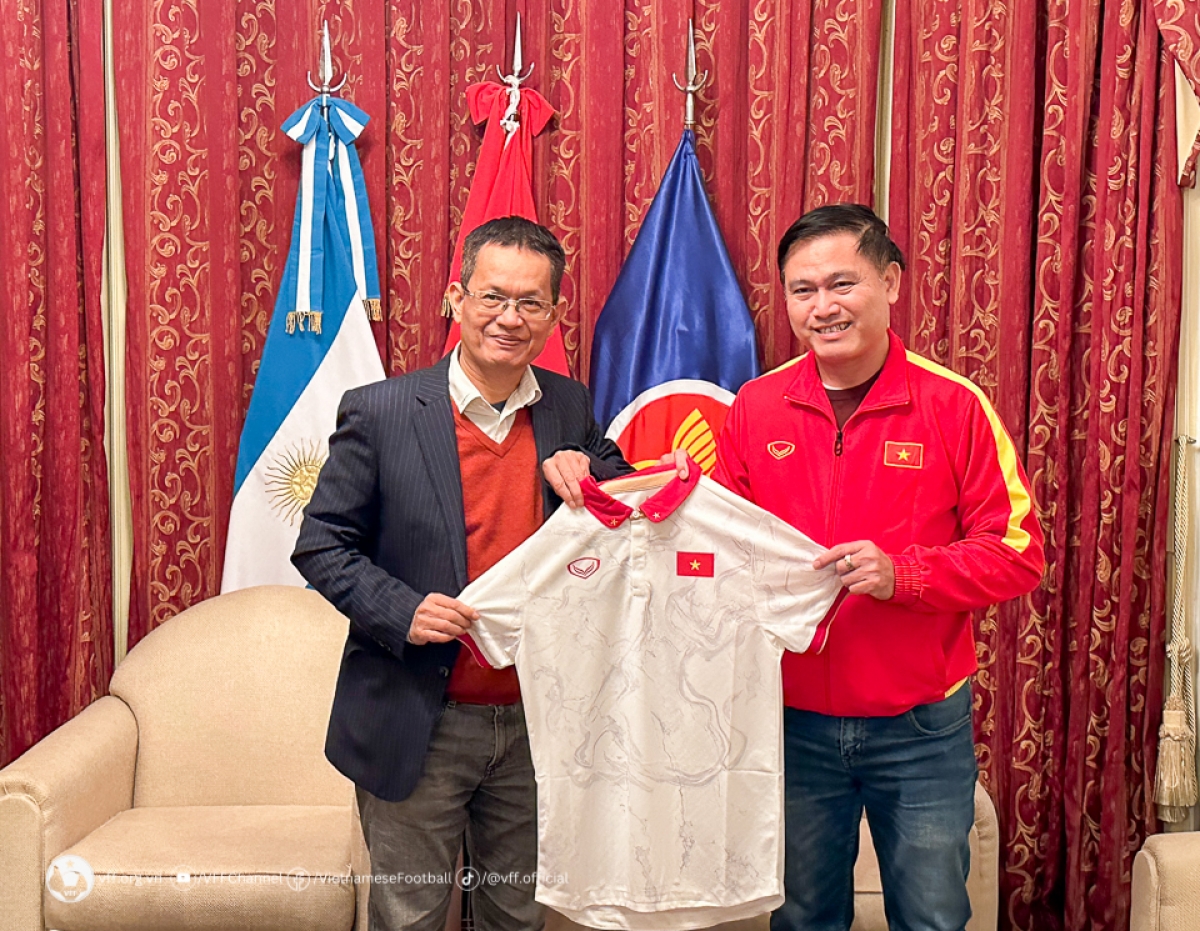 Phó Chủ tịch VFF Trần Anh Tú tặng áo đấu lưu niệm cho Đại sứ Dương Quốc Thanh