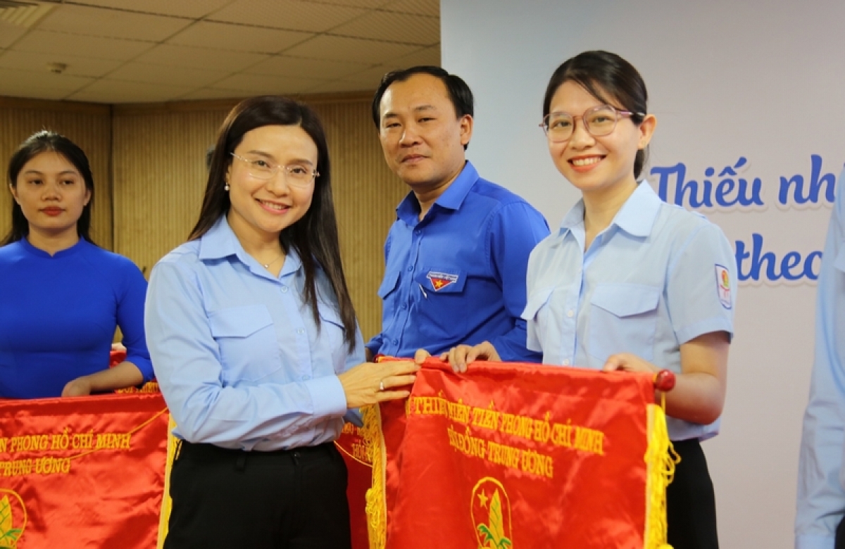 Đồng chí Nguyễn Phạm Duy Trang trao cờ thi đua cho đơn vị dẫn đầu trong công tác Đội và phong trào thiếu nhi năm học 2022 -2023