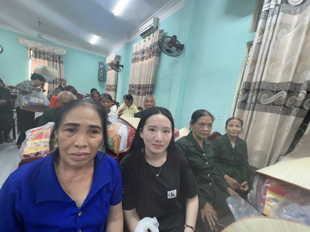 Bà Nguyễn Thị Hải Hậu (ngoài cùng bên trái), Chủ tịch Hội CCB xã Vạn Giã  huyện Hạ Hòa: Tham gia hoạt động để động viên tinh thần anh chị em
