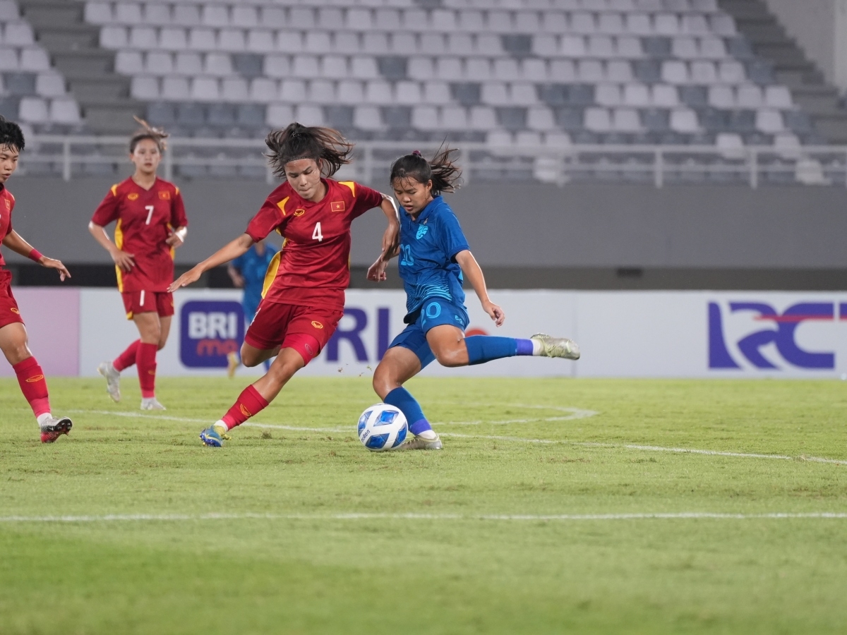U19 nữ Việt Nam thua 1-2 trước U19 nữ Thái Lan ở trận chung kết giải Đông Nam Á.