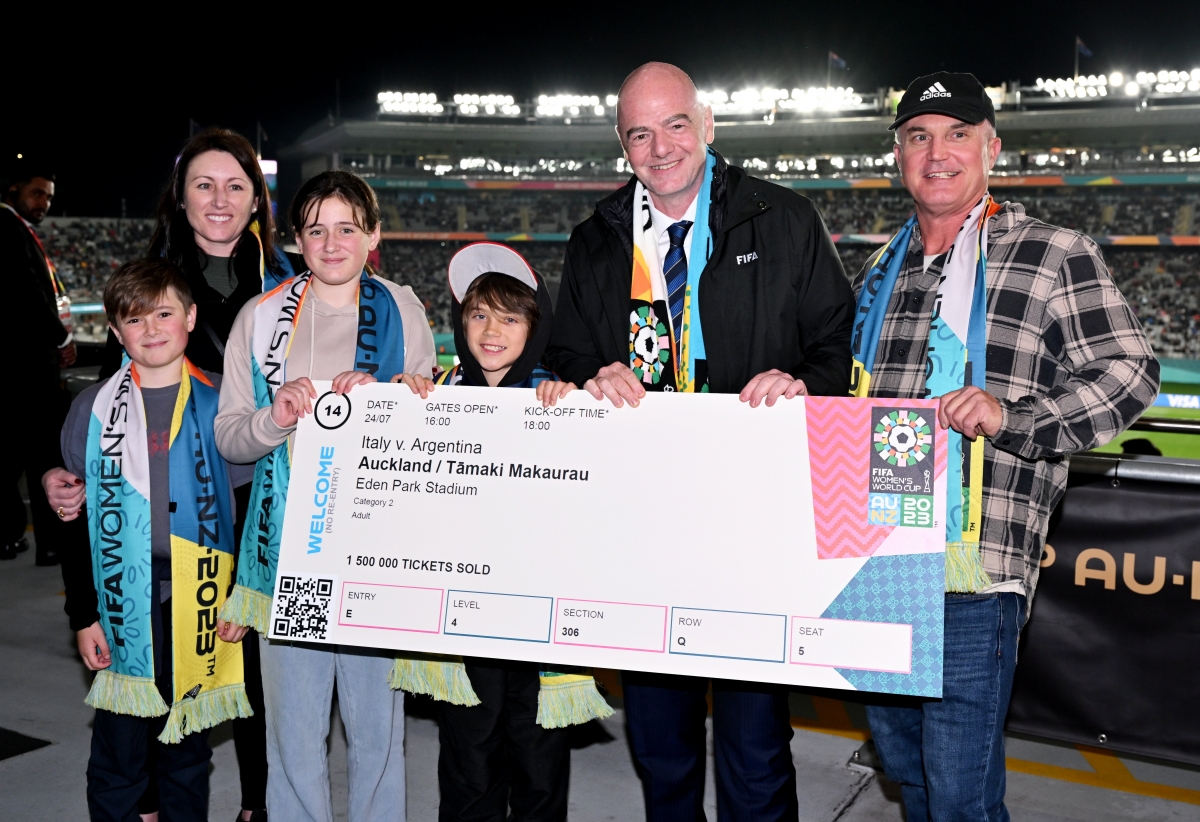 Gia đình chị Maria Strong và Chủ tịch FIFA chụp ảnh cùng tấm vé thứ 1,5 triệu của FIFA World Cup nữ 2023. Nguồn FIFA