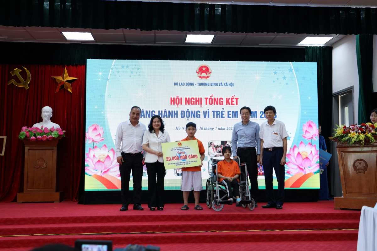 Thứ trưởng Nguyễn Thị Hà và các đại biểu trao tặng quà cho các em nhỏ đang được chăm sóc tại Trung tâm phục hồi chức năng người khuyết tật Thụy An.