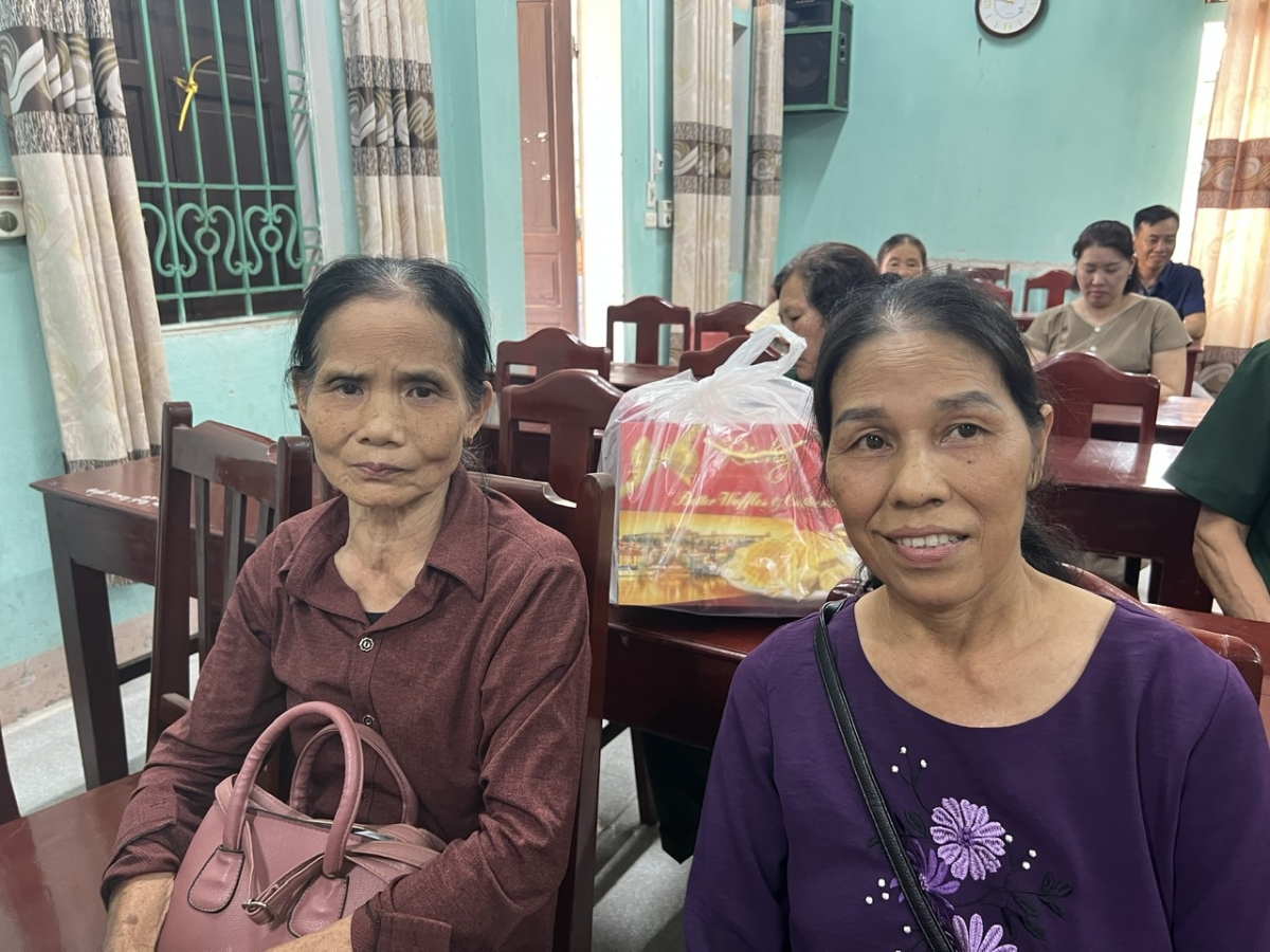 Bà Tạ Thị Tuyết, 69 tuổi quê ở xã Đan Thượng, huyện Hạ Hòa  (bên trái) và bà Trần Thị Minh 