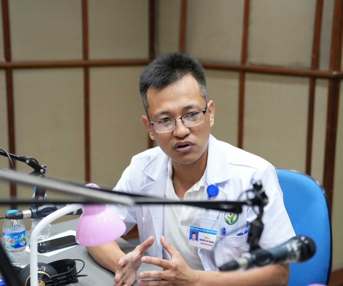 BS Nguyễn Duy Khánh chia sẻ tại phòng thu VOV2