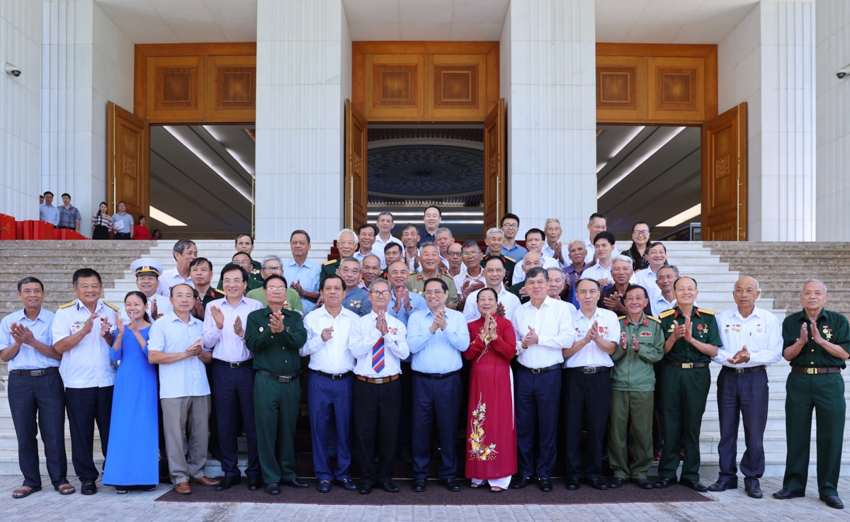 Thủ tướng chụp ảnh lưu niệm cùng Đoàn đại biểu người có công tiêu biểu tỉnh Nam Định