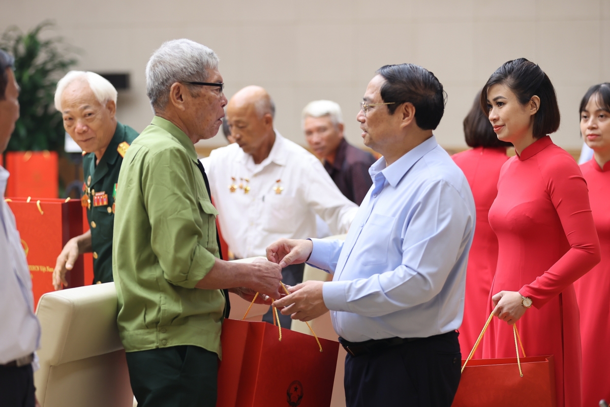 Thủ tướng trò chuyện, trao quà cho đại biểu người có công, thương binh, bệnh binh, gia đình liệt sĩ tỉnh Nam Định.