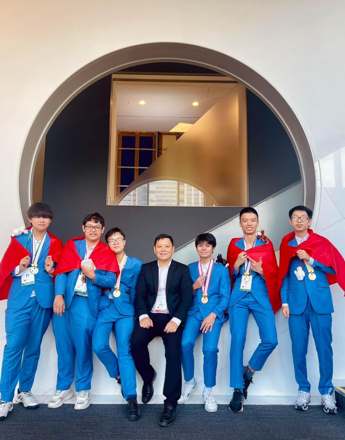 Đội tuyển Việt Nam tham dự Olympic Toán quốc tế chụp ảnh cùng GS. Lê Anh Vinh tại Nhật Bản 