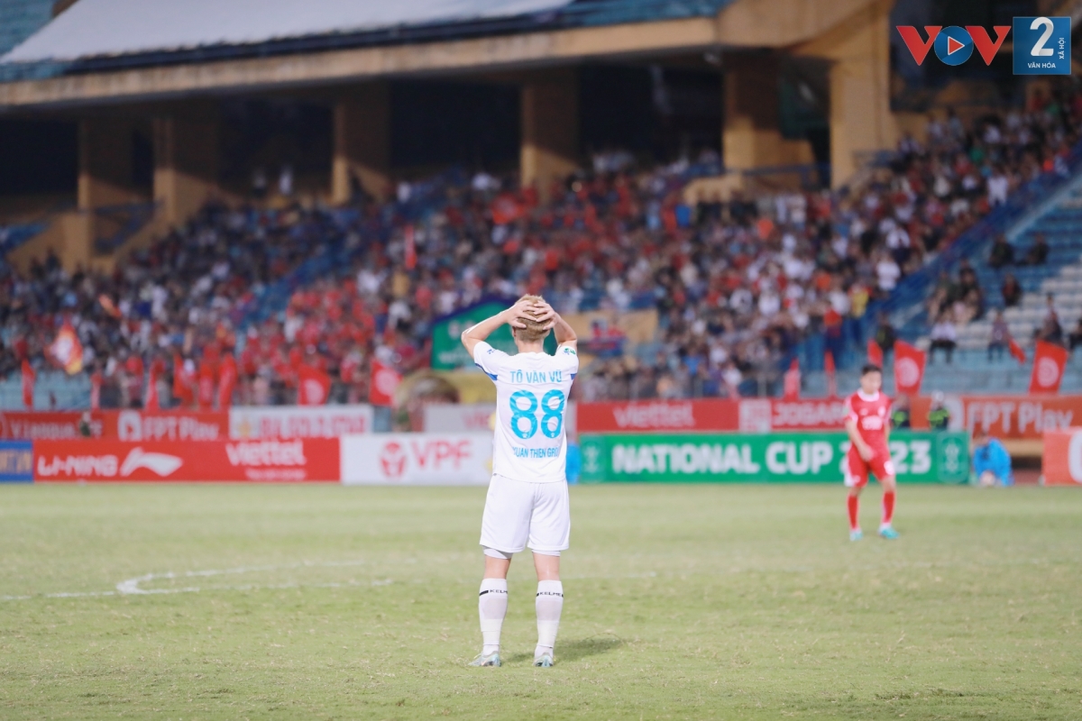 Tô Văn Vũ không ít lần bỏ lỡ cơ hội san bằng cách biệt cho đội bóng Thành Nam