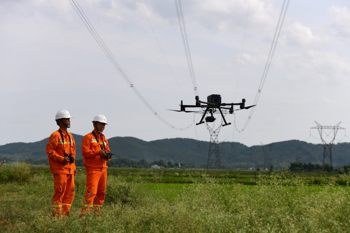 Công nhân đội Đầm Hà sử dụng thiết bị bay UAV kiểm tra đường dây