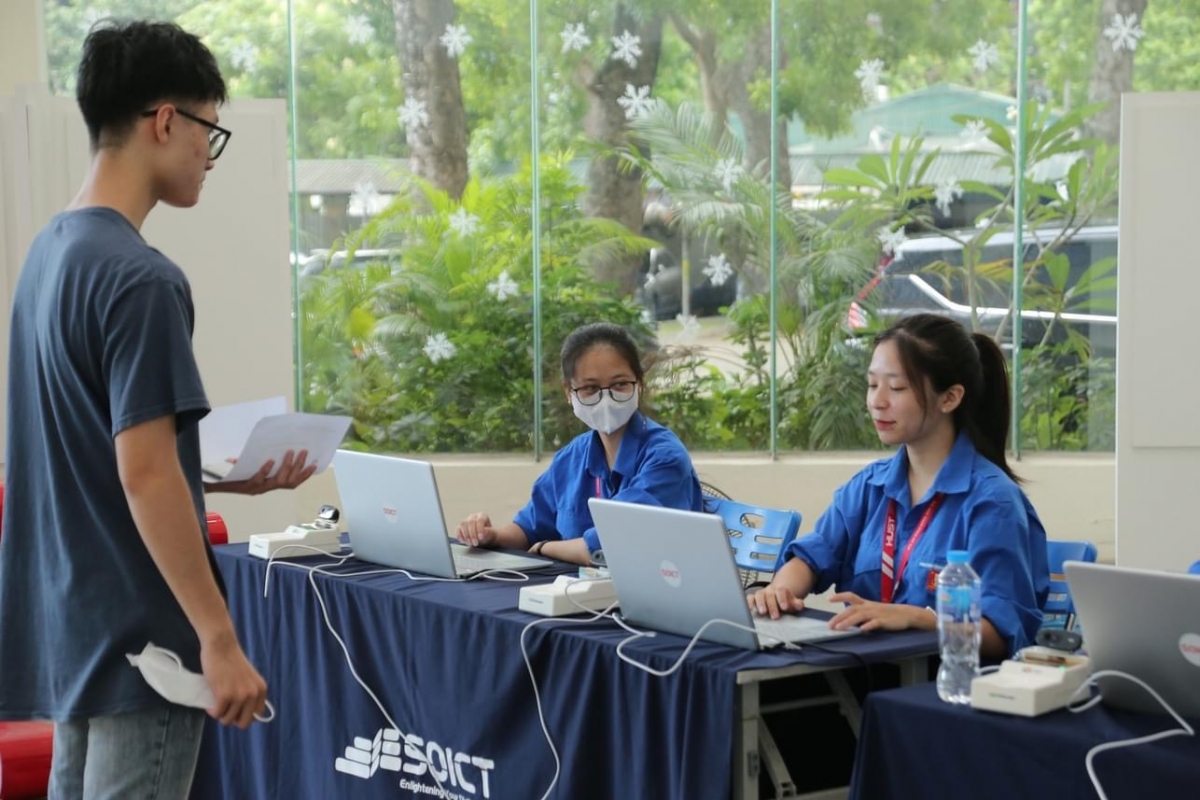 Đoàn thanh niên ĐHBK Hà Nội hỗ trợ thí sinh tham gia Kỳ thi Đánh giá tư duy