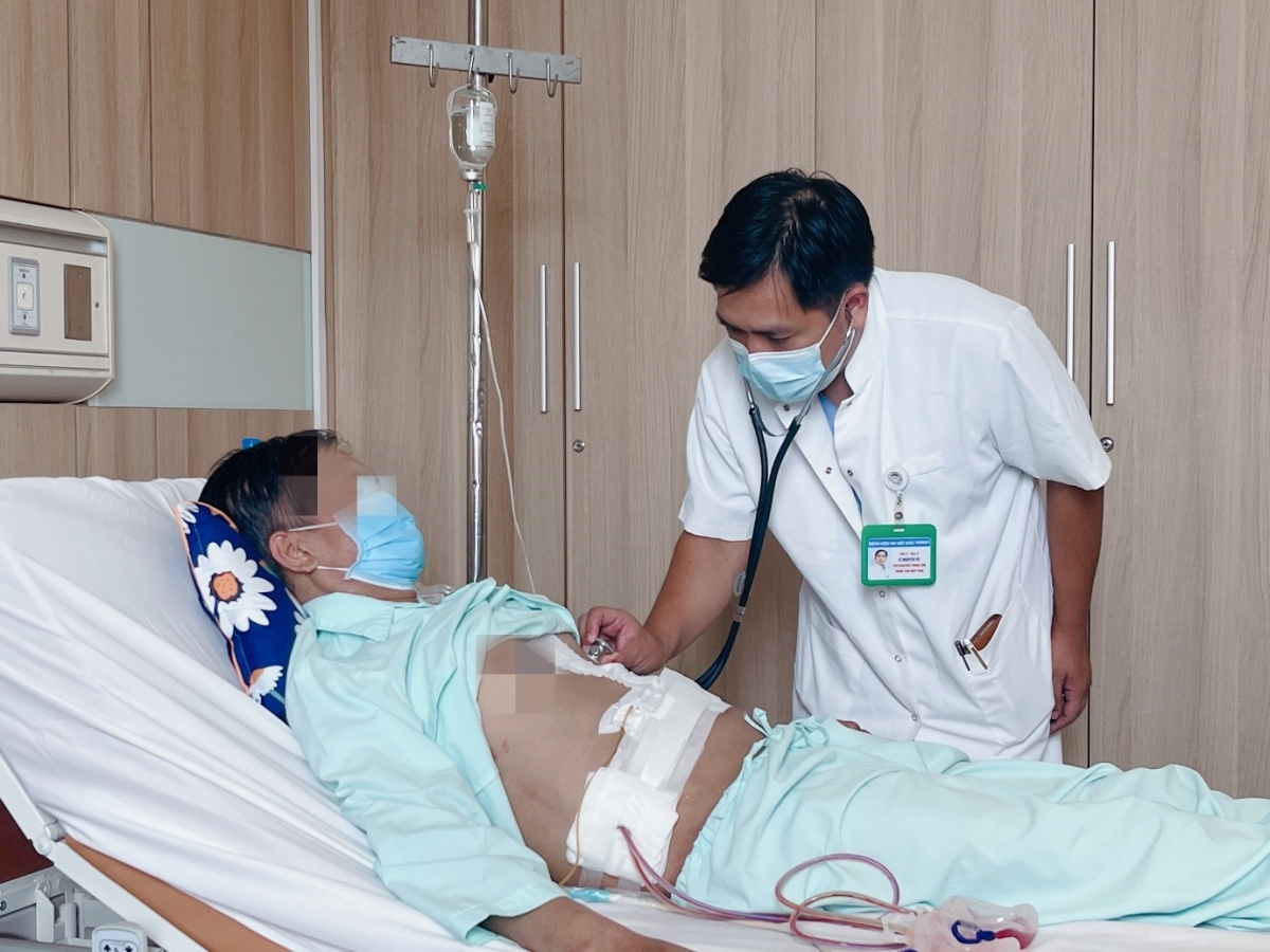 TS.BS Lê Nguyên Vũ – Phó Giám đốc TT Ghép tạng, Bệnh viện Hữu nghị Việt Đức khám cho bệnh nhân ghép thận sau 12 ngày phẫu thuật. Ảnh: BVCC