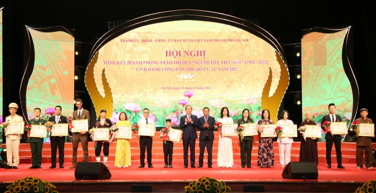 Anh Harry được Ủy ban nhân dân thành phố Hà Nội trao tặng Danh hiệu Người tốt, Việc tốt năm 2022