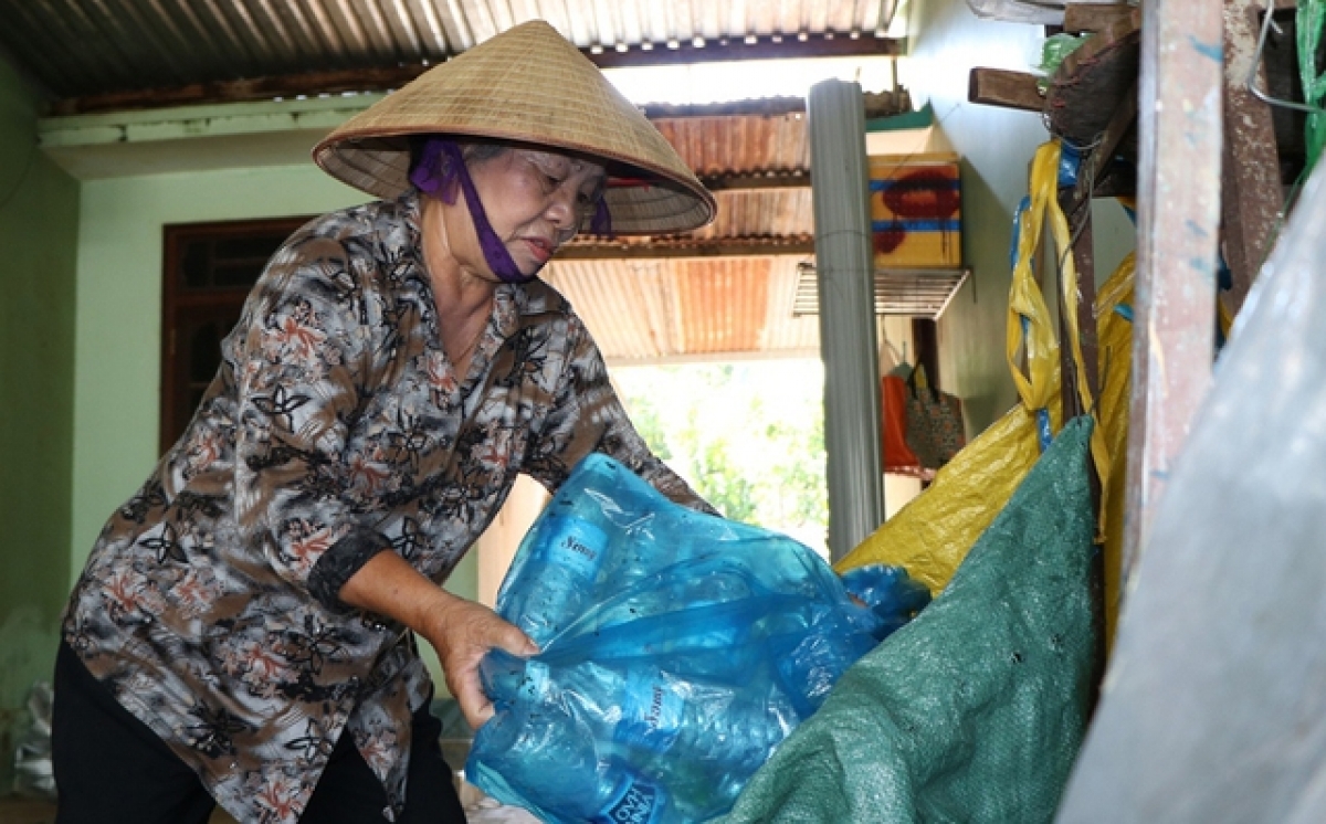 Dù đã 80 tuổi nhưng cụ Trần Thị Chích vẫn nhặt ve chai bán lấy tiền giúp các hoàn cảnh khó khăn