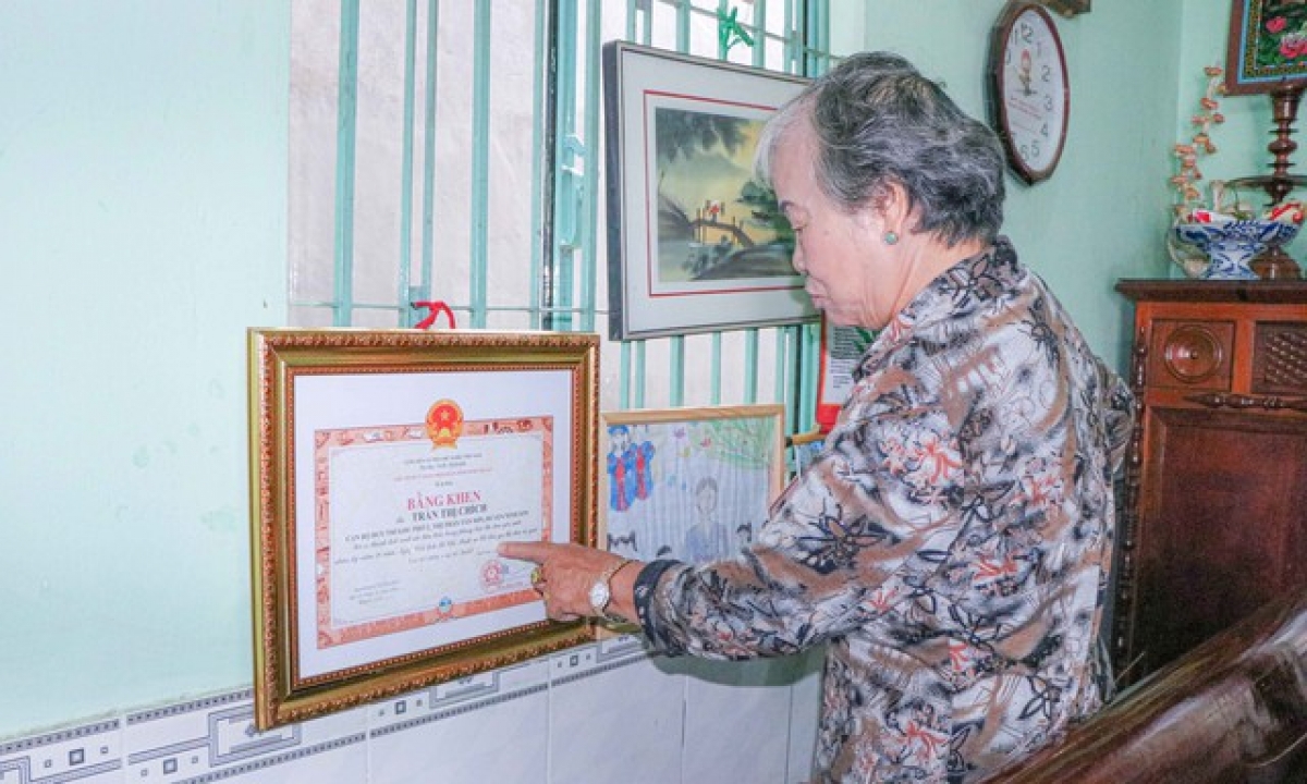 Với việc làm ý nghĩa của mình, năm 2016, cụ Trần Thị Chích được Thủ tướng Chính phủ tặng Bằng khen về thành tích xuất sắc trong học tập và làm theo tư tưởng, đạo đức Hồ Chí Minh.