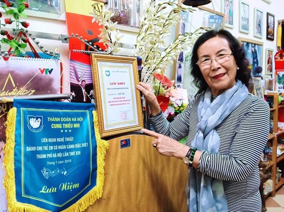 Bà Phan Thị Phúc tự hào về những thành tích CLB Văn nghệ trẻ em khuyết tật Hà Nội đạt được