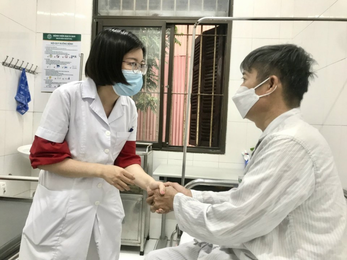 TS.BS Lê Thị Thu Hà – Trưởng phòng Sử dụng chất và y học hành vi -
Viện Sức khỏe tâm thần (Bệnh viện Bạch Mai) đang thăm hỏi người bệnh