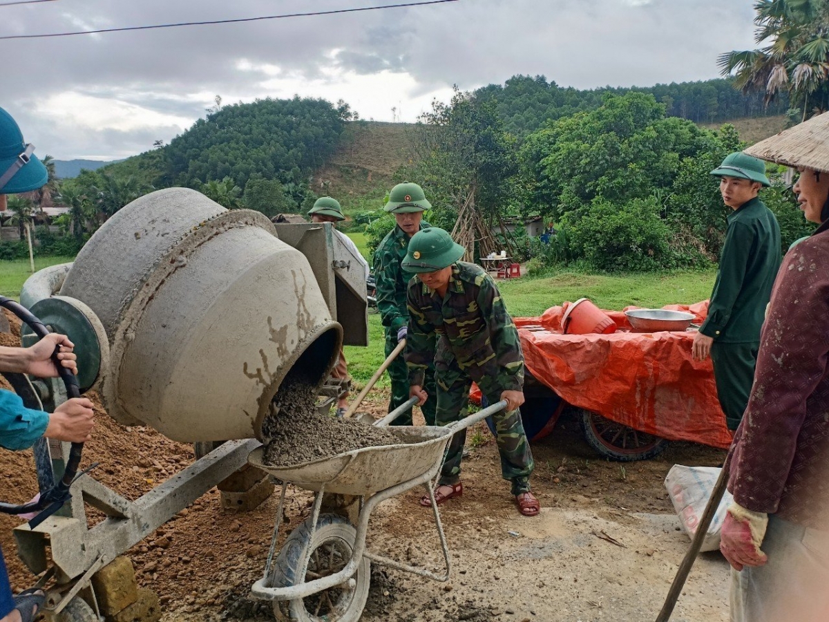Cán bộ chiến sỹ đồn Biên phòng Phú Gia giúp xã Hương Lâm, huyện Hương Khê  xây dựng nông thôn mới