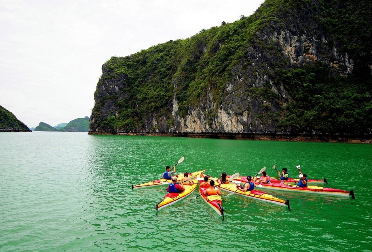 Du khách chèo kayak trên vịnh Hạ Long