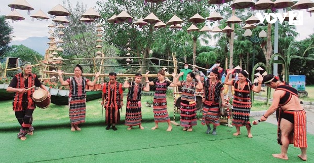 Làng VHDL các DTVNblà nơi diễn ra nhiều hoạt động giao lưu dân ca, dân vũ của các dân tộc Việt Nam