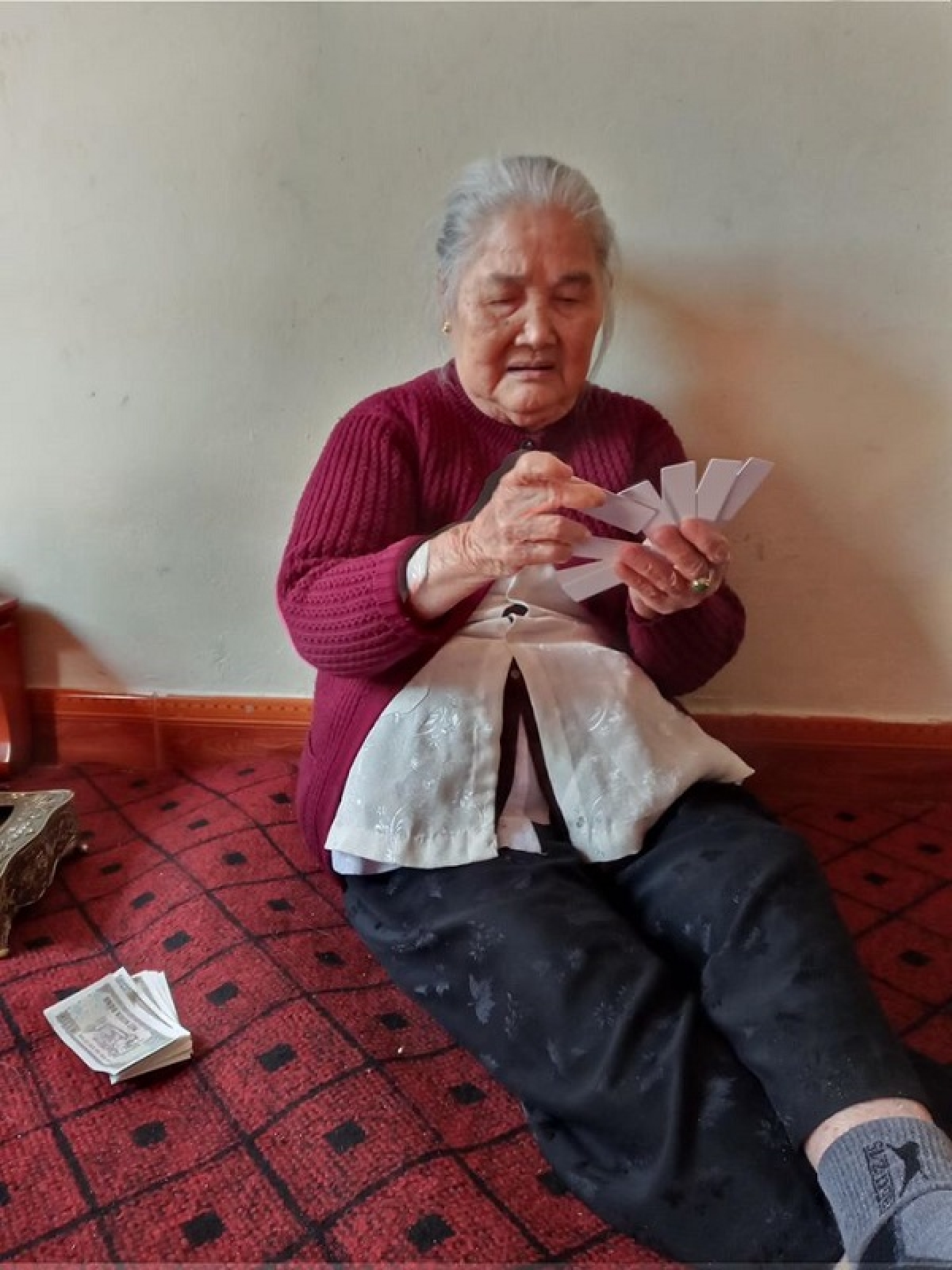 Cận cảnh bà nội dù mắt không còn tinh nhưng vẫn xòe bài mỗi  ngày